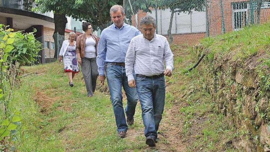 El alcalde y el ingeniero de la Diputación, con las ediles, en los terrenos del nuevo acceso.