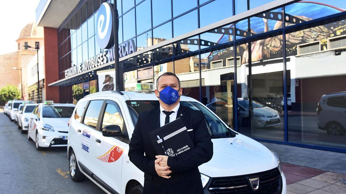 Los taxis ilegales provocan pérdidas de hasta 3.000 euros al día al sector