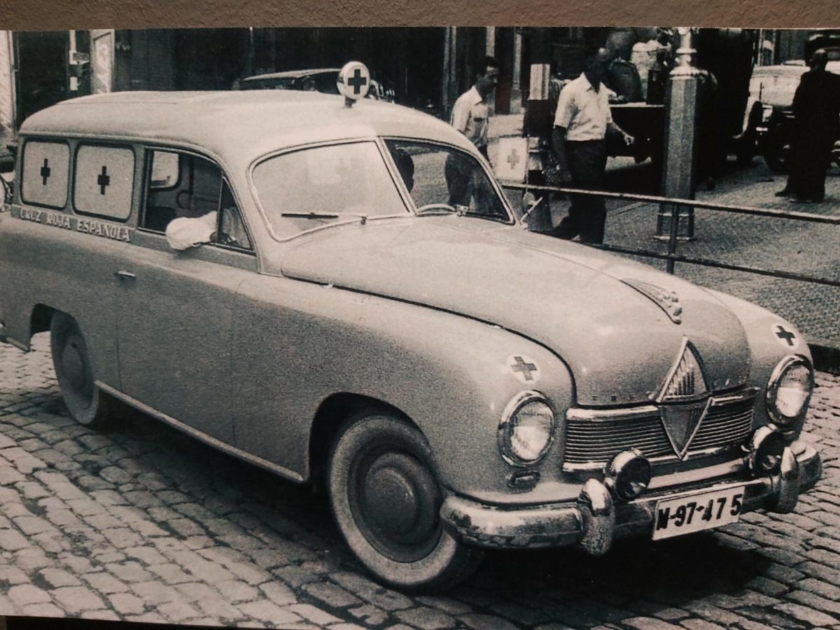 Una de les imatges que es pot veure és aquesta ambulància de Creu Roja Manresa del 1953