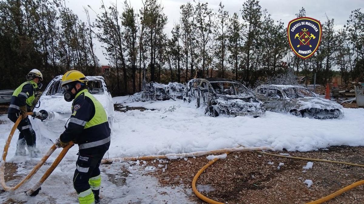 Los bomberos, junto a los coches quemados en la finca entre Inca y Muro