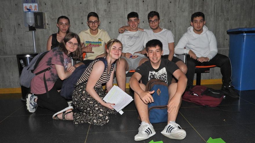 Un grupo de estudiantes después del primer examen.