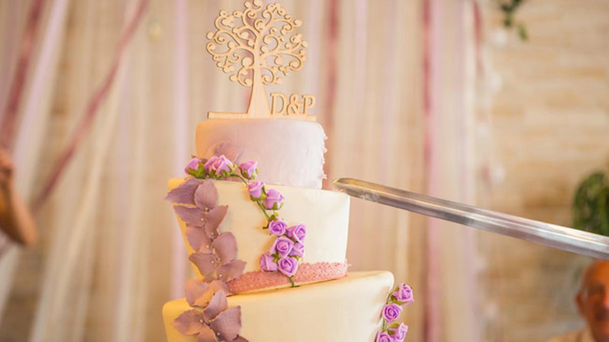 Tarta de boda de fondant blanco con flores violetas