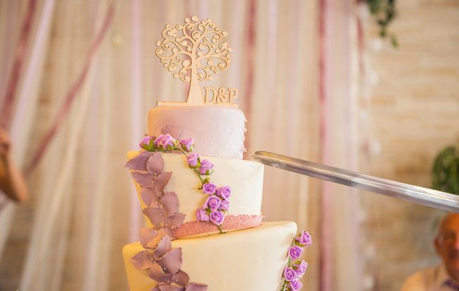 Tarta de boda de fondant blanco con flores violetas