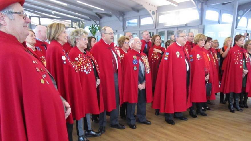 Foto de familia de los cofrades con los nuevos miembros.