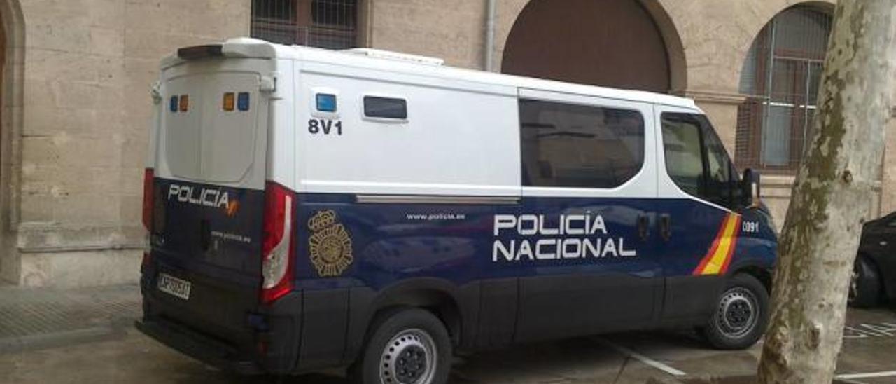 El flamante furgón de la Policía Nacional, que podría acabar en Menorca, llegó el jueves a los juzgados de Vía Alemania.