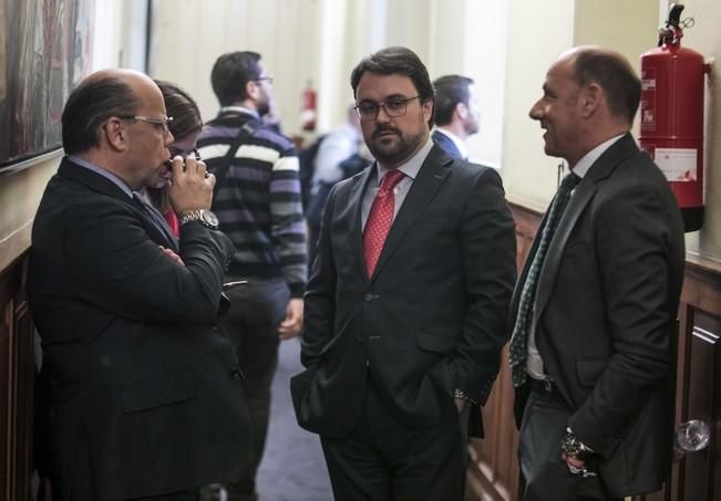 21/03/2017 POLÍTICA PARLAMENTO DE CANARIAS.  debate de la nacionalidad. jose miguel barragán  charla con Asier  Antón en los pasillos