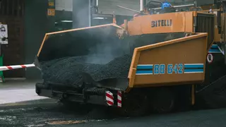 Cambios de tráfico y desvío de paradas de guaguas en La Verdellada por el reasfaltado de una de sus vías