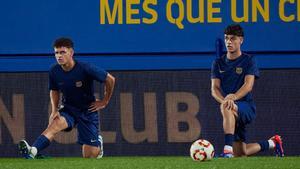 Sergi Domínguez (izquierda) junto a Héctor Fort en los prolegómenos del Barça Atlètic - Ourensa