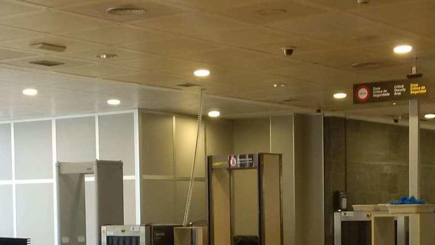 Control de seguridad, en el aeropuerto de Alvedro.