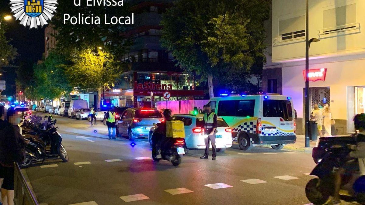 Imagen de uno de los controles llevados a cabo por la Policía Local el pasado fin de semana. AYUNTAMIENTO DE IBIZA