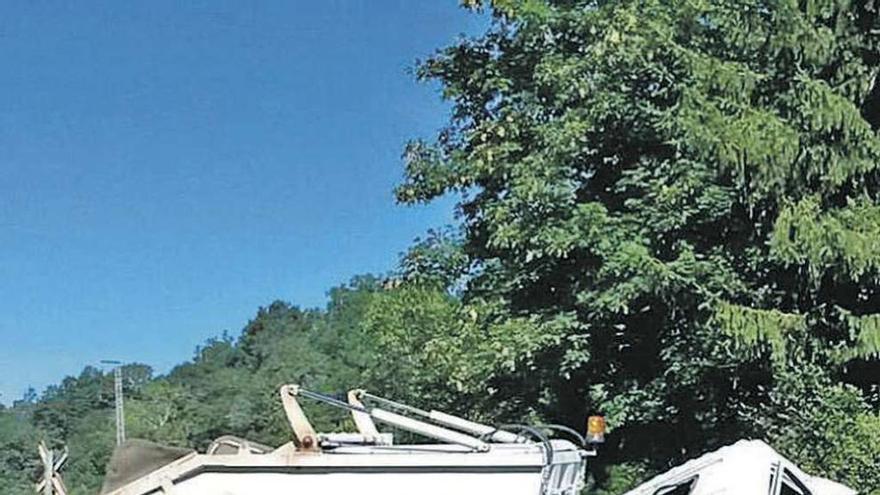 Un herido leve al ser arrollado un camión de la basura por un tren