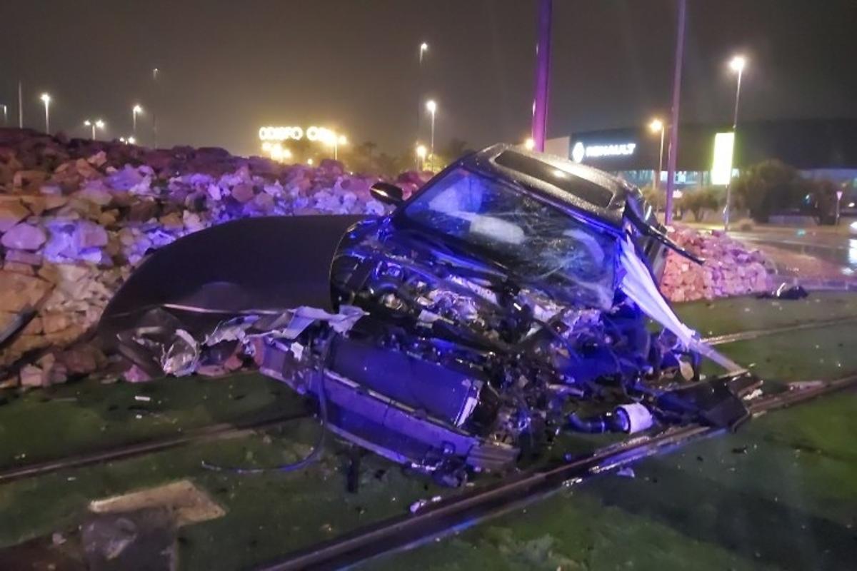 El coche quedó destrozado tras el accidente de madrugada en Juan de Borbón.