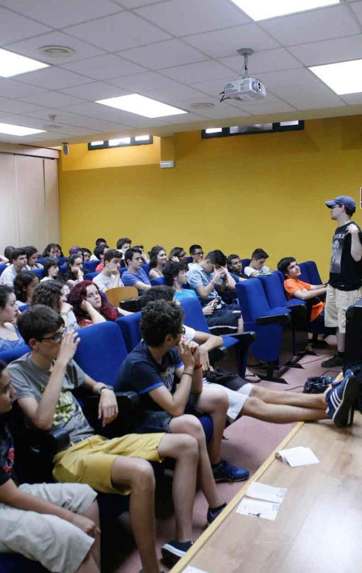 Los jóvenes durante uno de los seminarios.