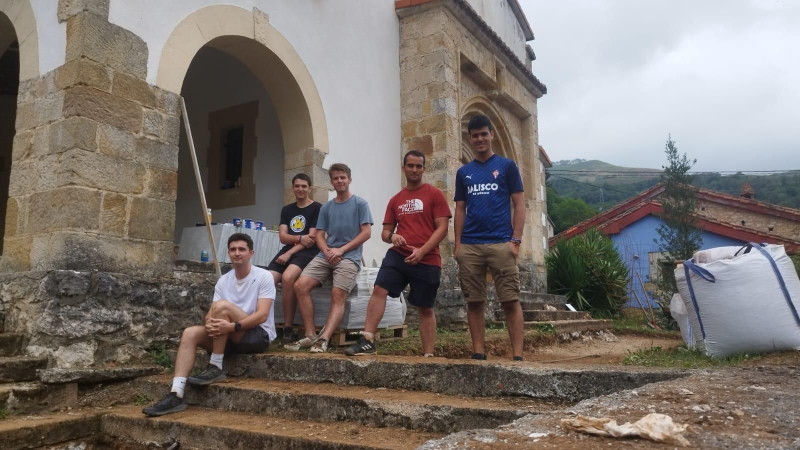 Más de medio centenar de jóvenes voluntarios de Madrid ayudan a recupera el patrimonio de Cabrales