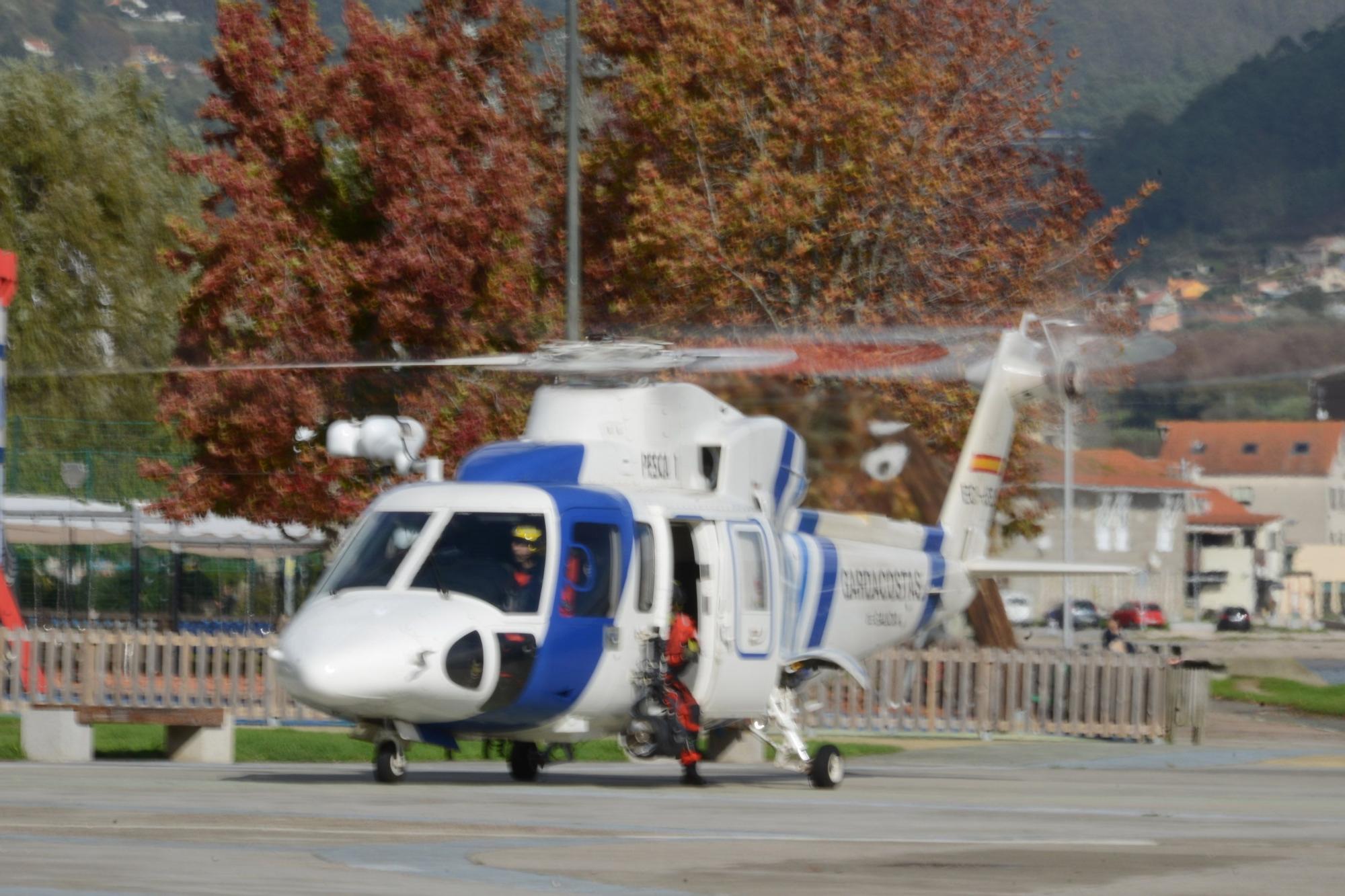 Escenas del simulacro de rescate frente a Moaña.