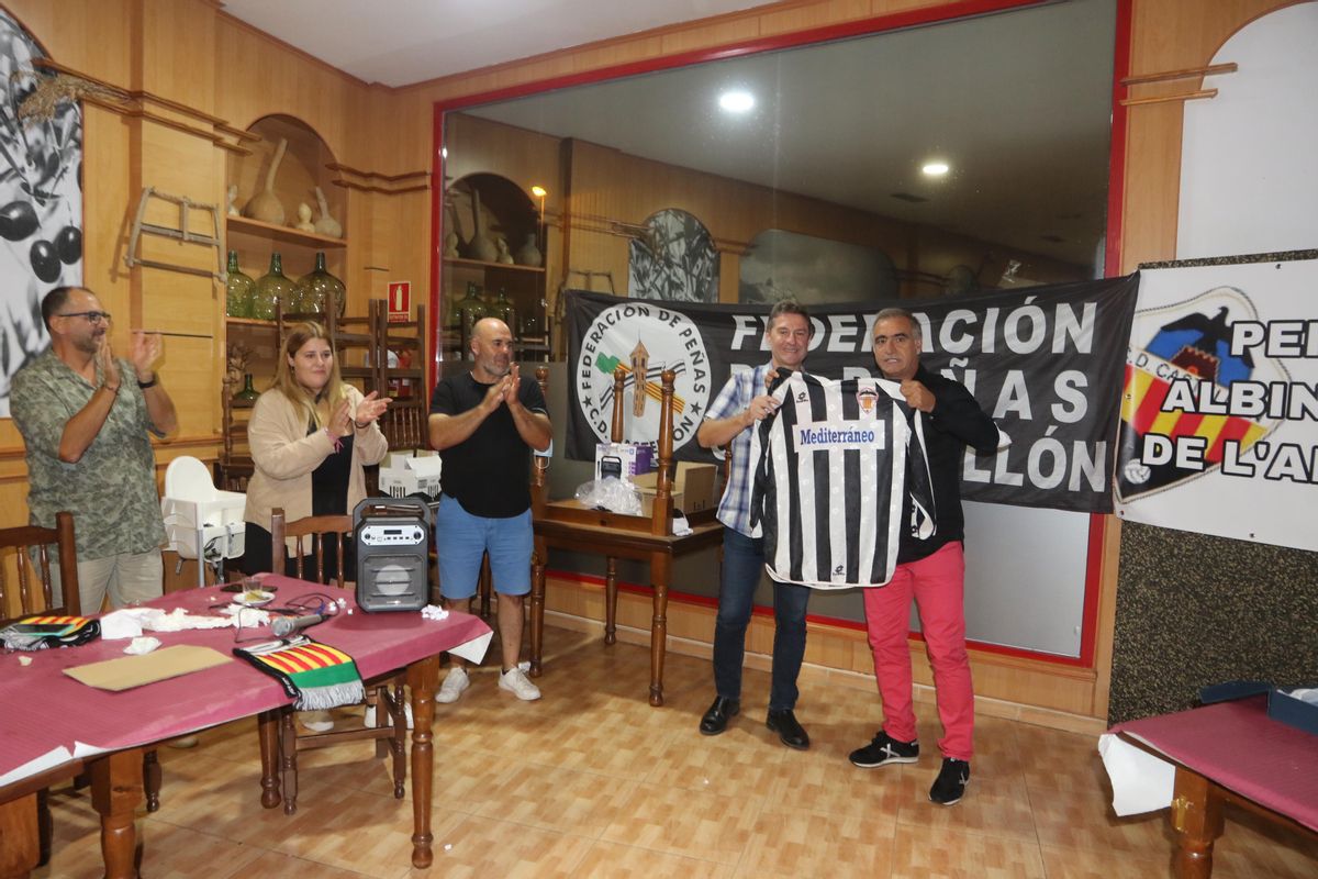 El exfutbolista albinegro Víctor Salvador regaló a la peña la camiseta con la que el Castellón ascendió a Primera.