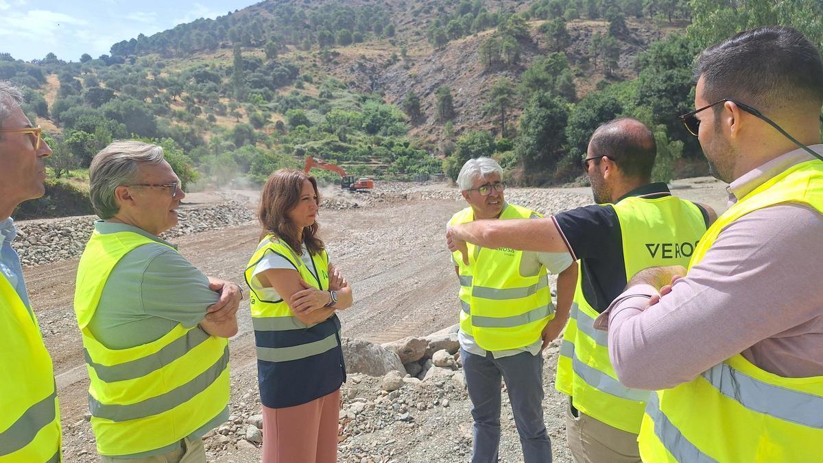 La delegada del Gobierno andaluz en Málaga, Patricia Navarro, junto al alcalde de Tolox, Jerónimo Macías,  el delegado territorial de Agricultura, Pesca, Agua y Desarrollo Rural, Fernando Fernández,  y los técnicos de la delegación y la dirección de obra