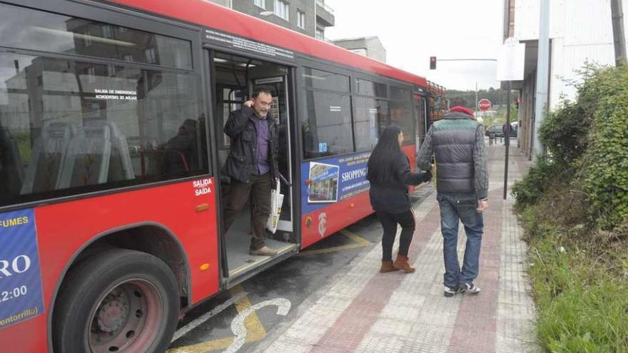 Usuarios se bajan del autobús de la línea urbana que llega a Meicende.