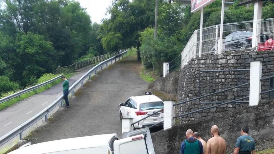 Los agentes de la Guardia Civil en Las Xanas (Santo Adriano) tras recuperar el cadáver.