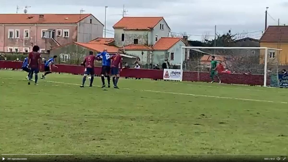 Momento en el que lanza Natalio el penalti para el Real Avilés