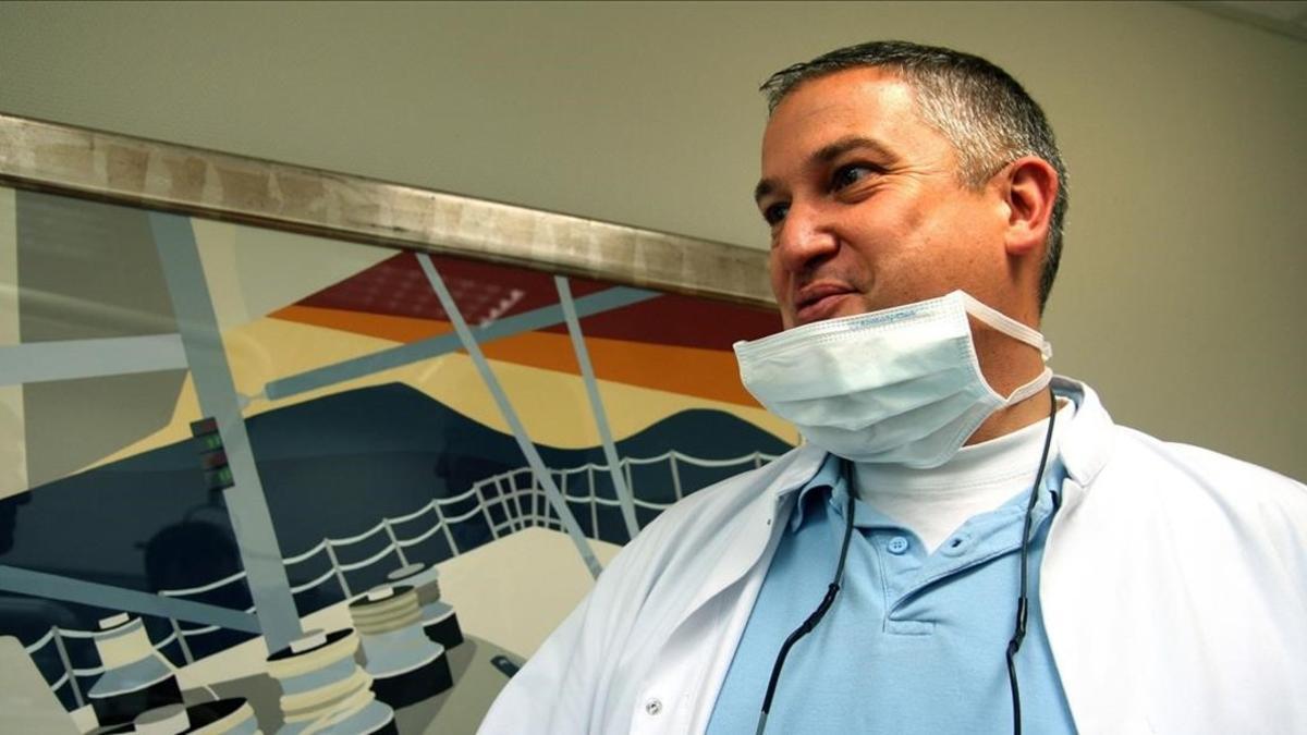 El dentista Van Nierop en su consulta en una foto del 2009