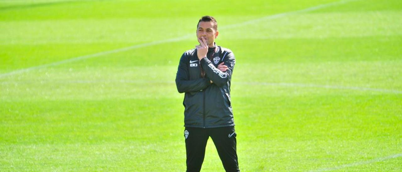 Francisco, pensativo, durante la jornada de entrenamiento de esta mañana