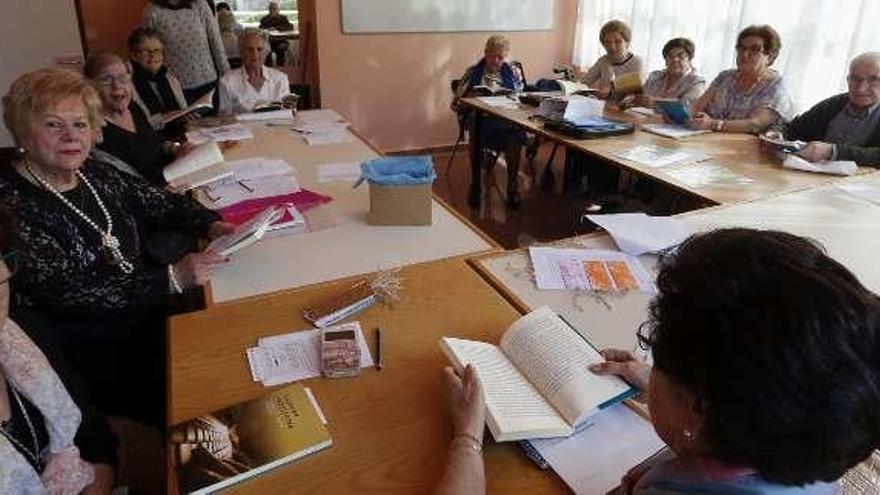 Asistentes, ayer, al día del libro en el centro de mayores de La Luz.