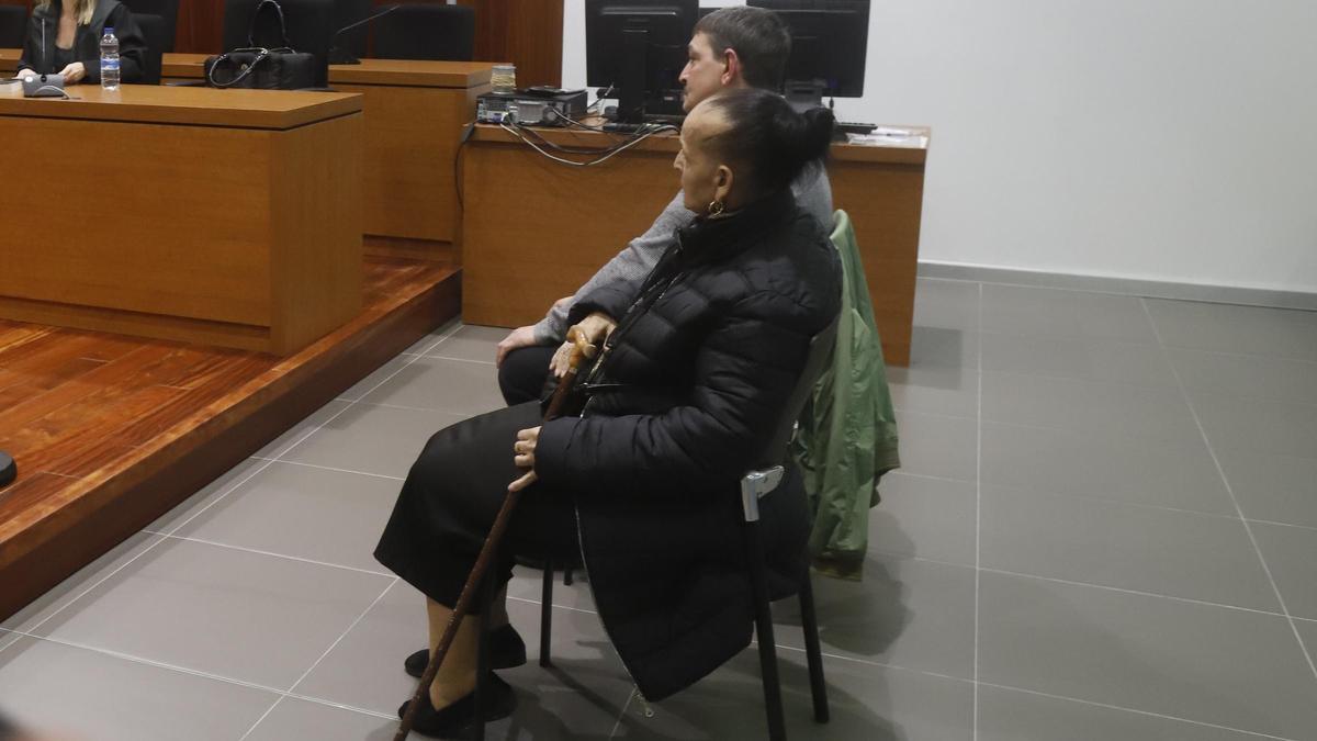 Dolores H. J. y Juan José A. B., ayer, en el banquillo de los acusados de la Audiencia Provincial de Zaragoza.
