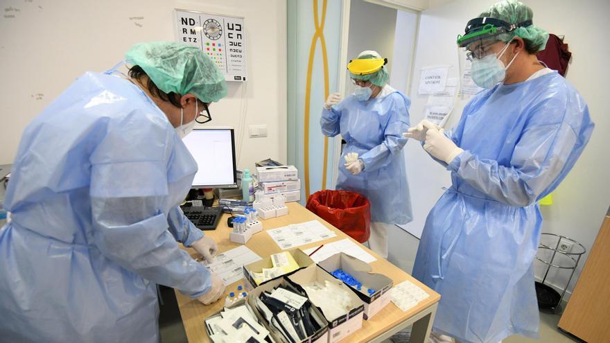 Cribado con test de antígenos en el centro de salud de Vilalonga, en Sanxenxo.