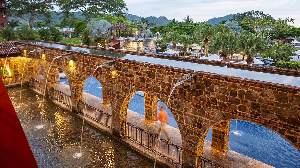 Los soportales recuerdan la arquitectura tradicional costarricense.