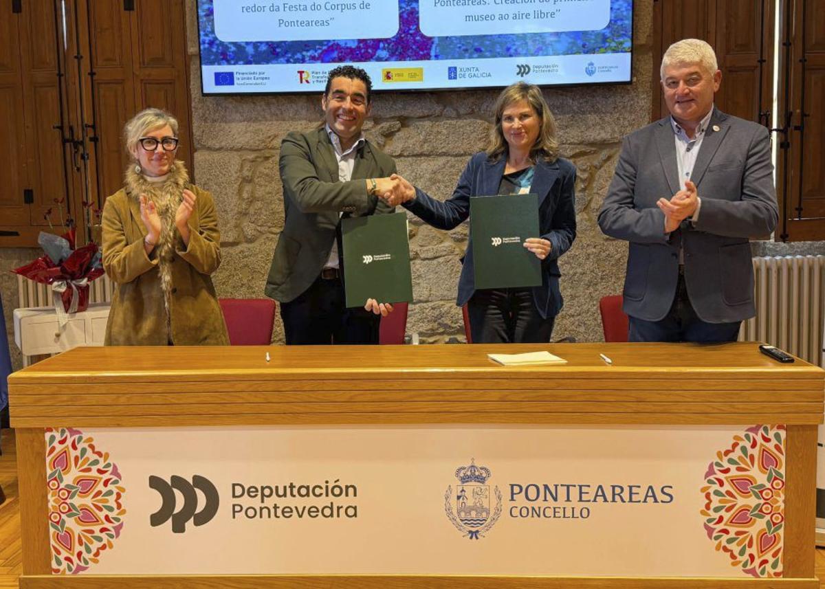 En el centro, Luis López y Nava Castro firman el convenio, ayer. | ANXO GUTIÉRREZ