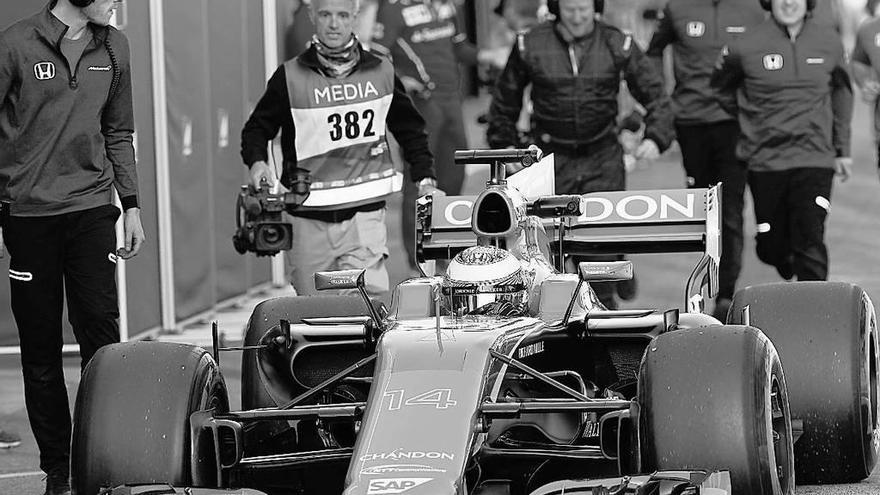 Fernando Alonso, con el nuevo McLaren-Honda durante los ensayos en Montmeló.