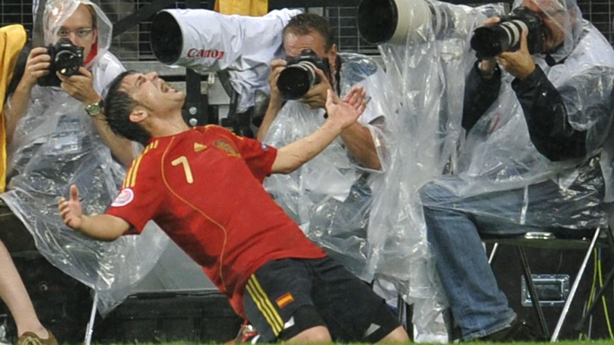 La España de Luis Aragonés alcanzó la gloria en Austria y Suiza 2008. Villa se presentó ante el universo fútbol como uno de los mejores gloadores del mundo, siendo el máximo realizador del torneo. Sus goles en la primera fase ante Rusia y Suecia marcaron el camino hacia las eliminatorias.