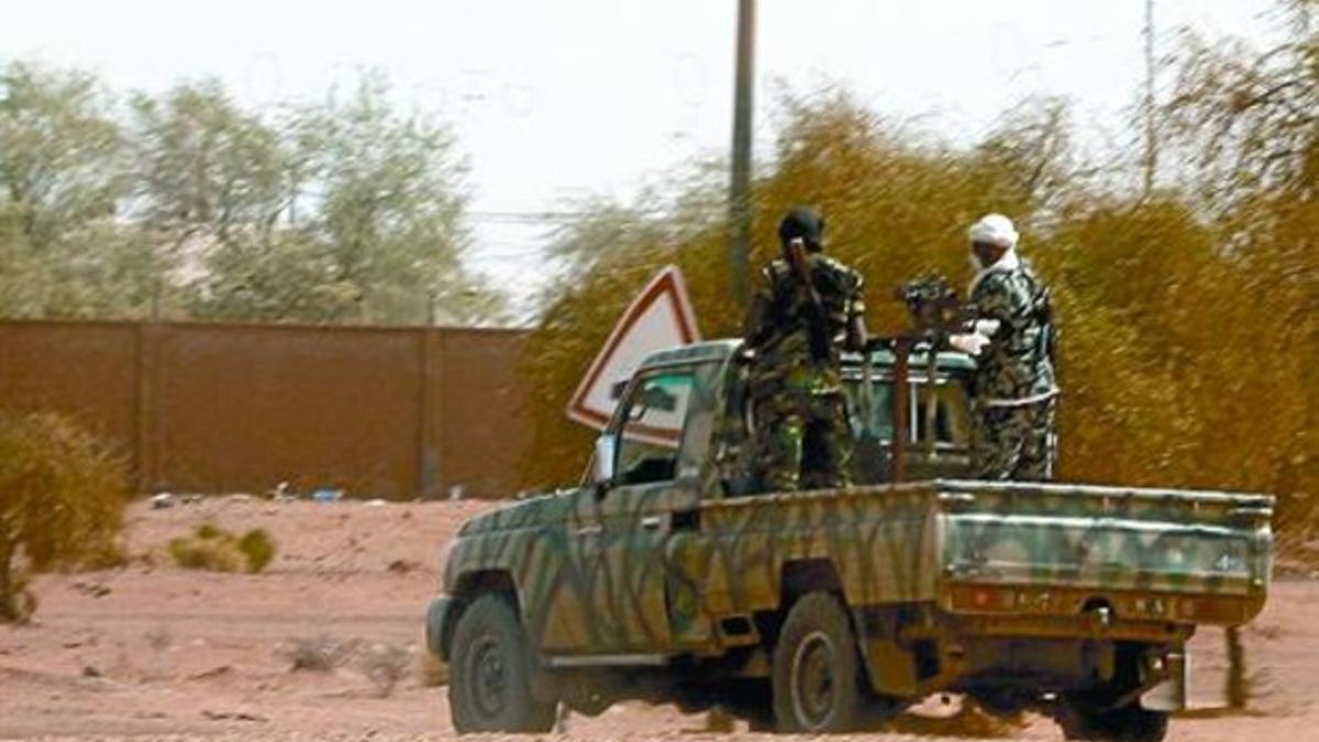 Militares tuareg patrullan en la ciudad de Gao (Malí), a principios de marzo, días antes de la liberación de Alicia Gámez.