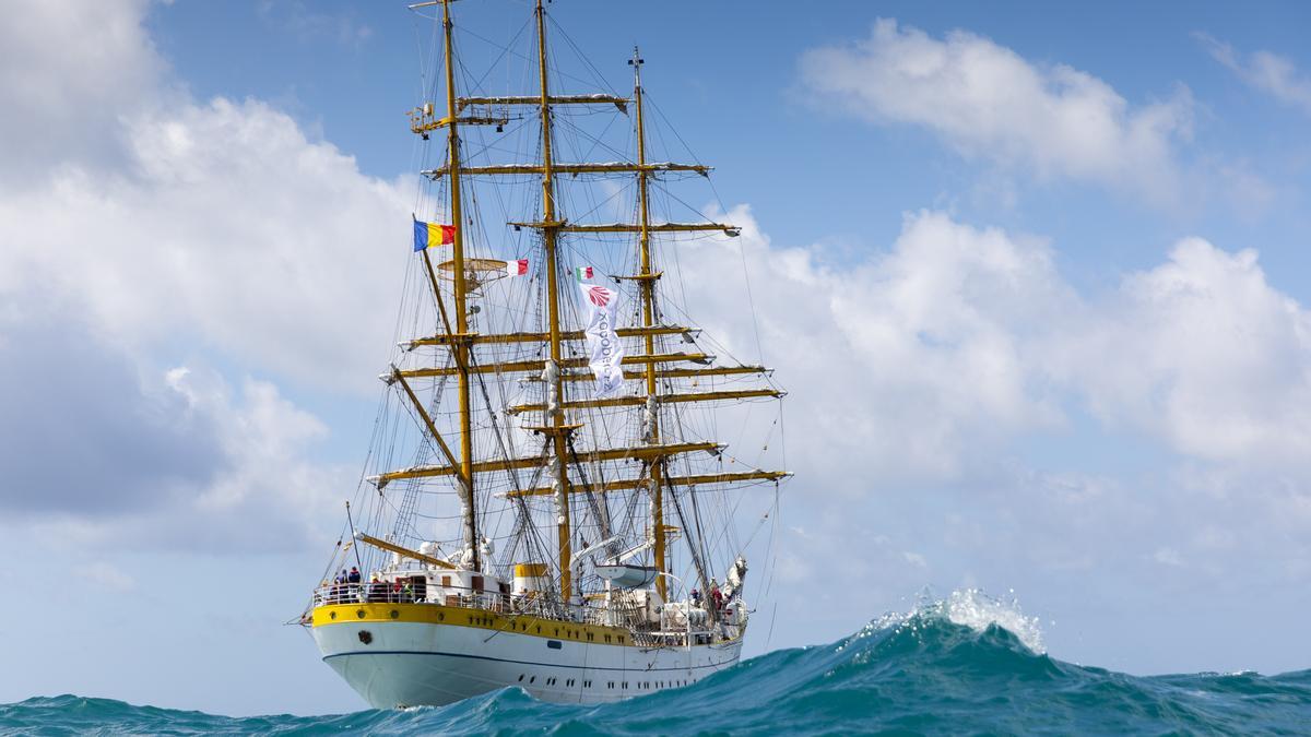 El rumano “Mircea” durante la salida en Génova.  Es uno de los once barcos, entre goletas, bergantines, pailebotes, carabelas y barcos de la Volvo Ocean Race que conforman la flota de la Iacobus Maris.