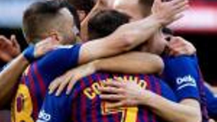 Els jugadors del Barça s&#039;abracen després de golejar el Madrid.