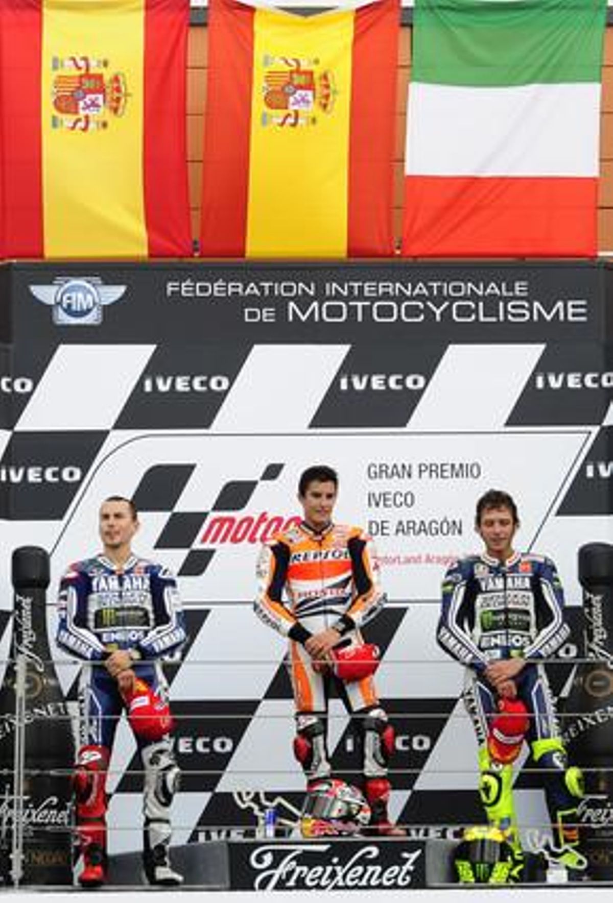 El podi de Moto GP d’aquest diumenge, sota dues banderes espanyoles i una d’italiana, amb Jorge Lorenzo, Marc Márquez i Valentino Rossi. El podi de Moto GP d’aquest diumenge, sota dues banderes espanyoles i una d’italiana, amb Jorge Lorenzo, Marc Márquez i Valentino Rossi.