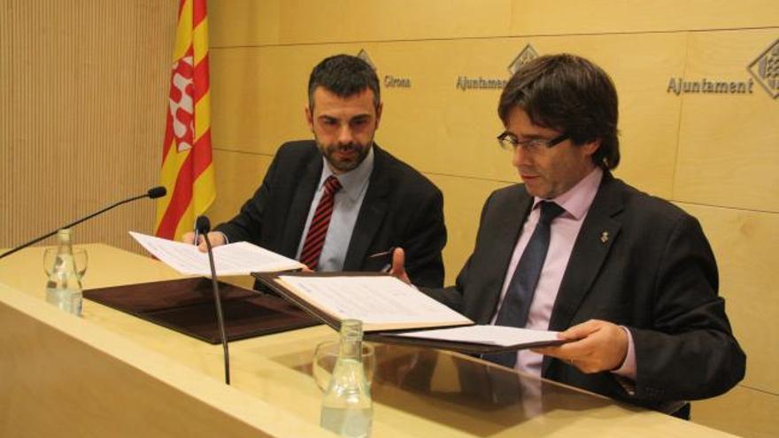 L&#039;alcalde de Girona, Carles Puigdemont, i el conseller de Territori i Sostenibilitat, Santi Vila, en el moment de la signatura de l&#039;acord.