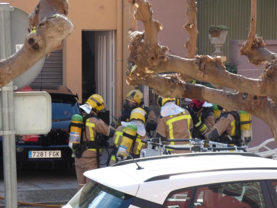 Un incendi en una casa al carrer Avinyonet de Figueres deixa un ferit amb un 20% del cos cremat