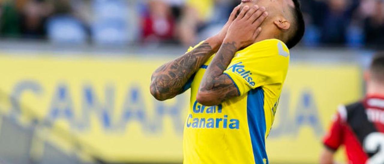 El lamento de Jonathan Viera Ramos, el pasado sábado 21 de diciembre, tras malograr una ocasión ante el meta del Rayo, Stole Dimitrievski.