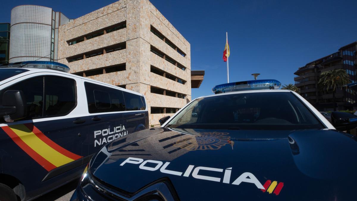 Coches de la Policía Nacional en la comisaría de Ibiza