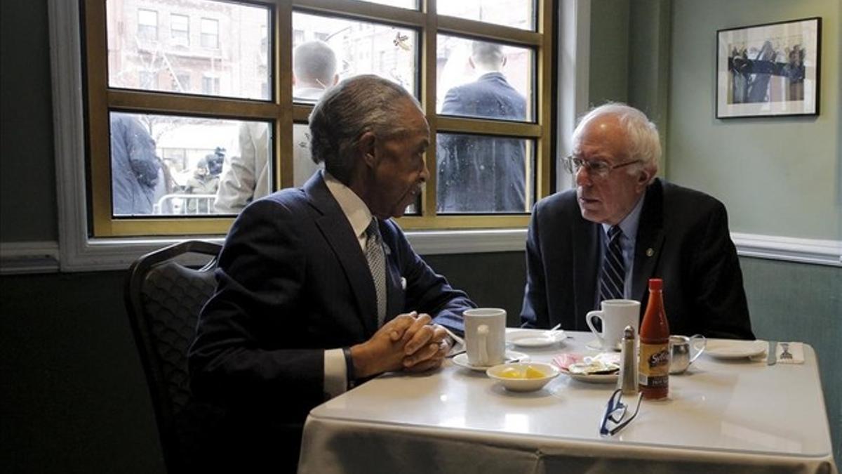 Bernie Sanders, reunido con el reverendo Al Sharpton en el retaurante de Harmen Sylvia's, en Nueva York.