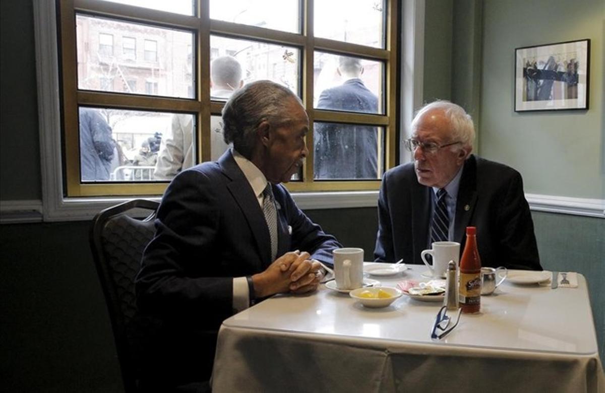 El candidat presidencial demòcrata, Bernie Sanders, reunit amb el reverend, Al Sharpton, en el restaurant Sylvia’s a Harlem, Nova York. El candidat presidencial demòcrata, Bernie Sanders, reunit amb el reverend, Al Sharpton, en el restaurant Sylvia’s a Harlem, Nova York.