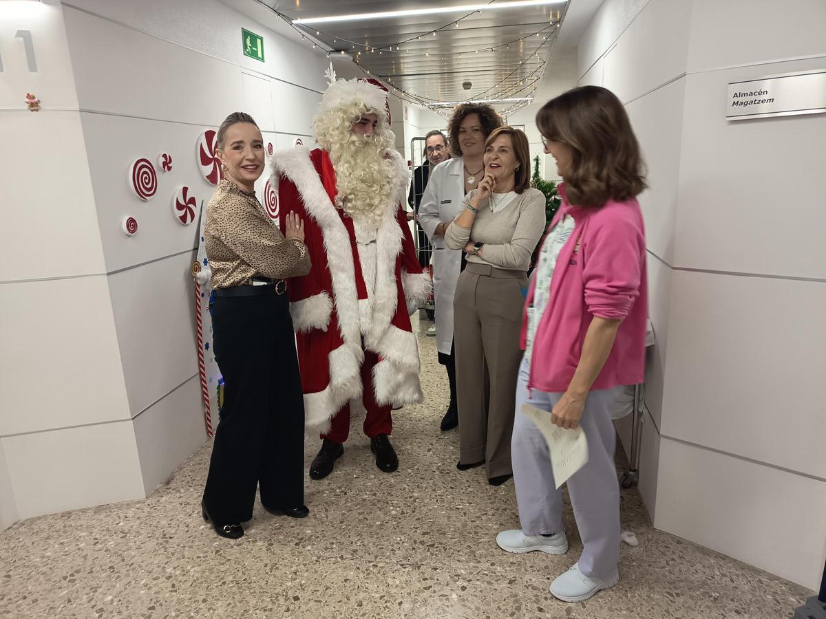 Papá Noel por los pasillos del Hospital General de Elche, este miércoles