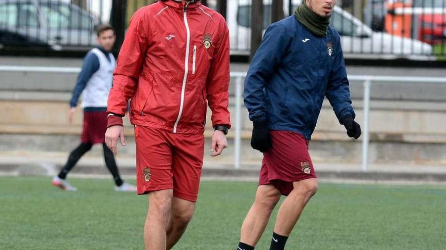 Luismi, dando instrucciones durante un entrenamiento junto a Kevin Presa. // Rafa Vázquez