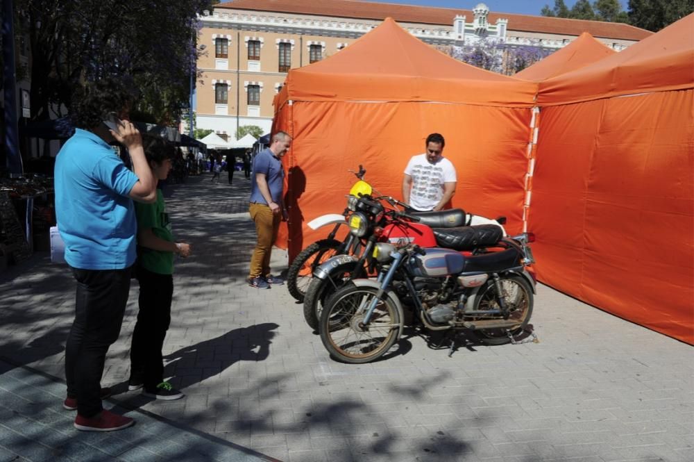 Lo coches antiguos conquistan  el Cuartel de Artillería