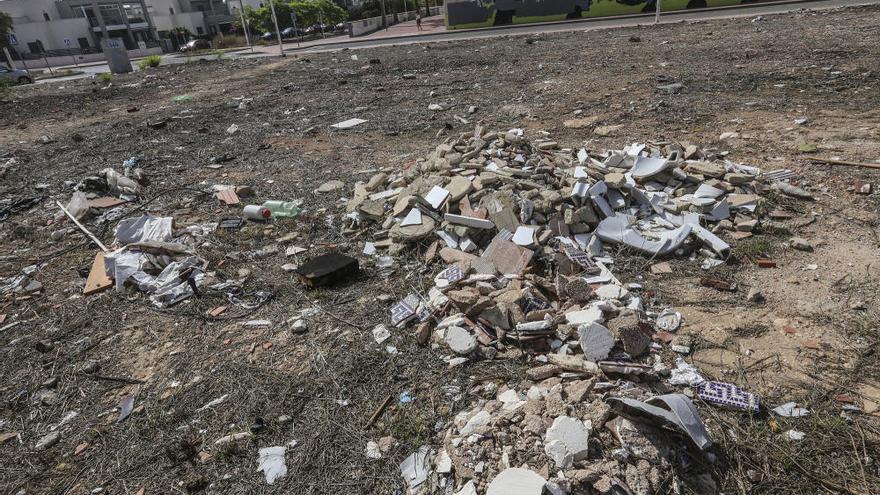 Vertedero y escombrera urbana en la avenida Tenerife de Torrevieja