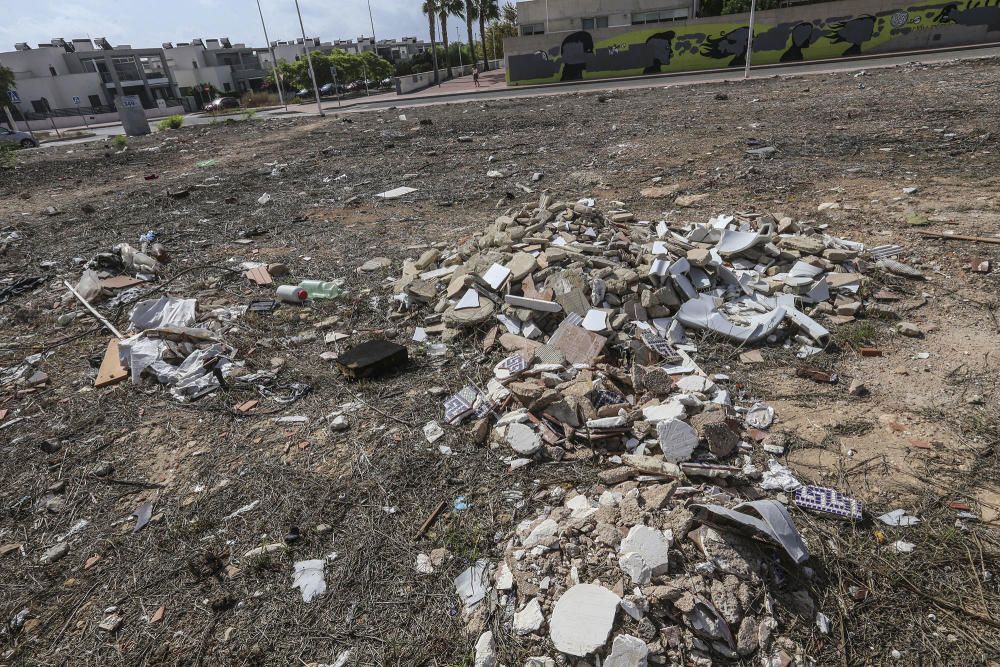 Vertedero y escombrera urbana en la avenida Tenerife, junto al IES Mediterráneo de Torrevieja