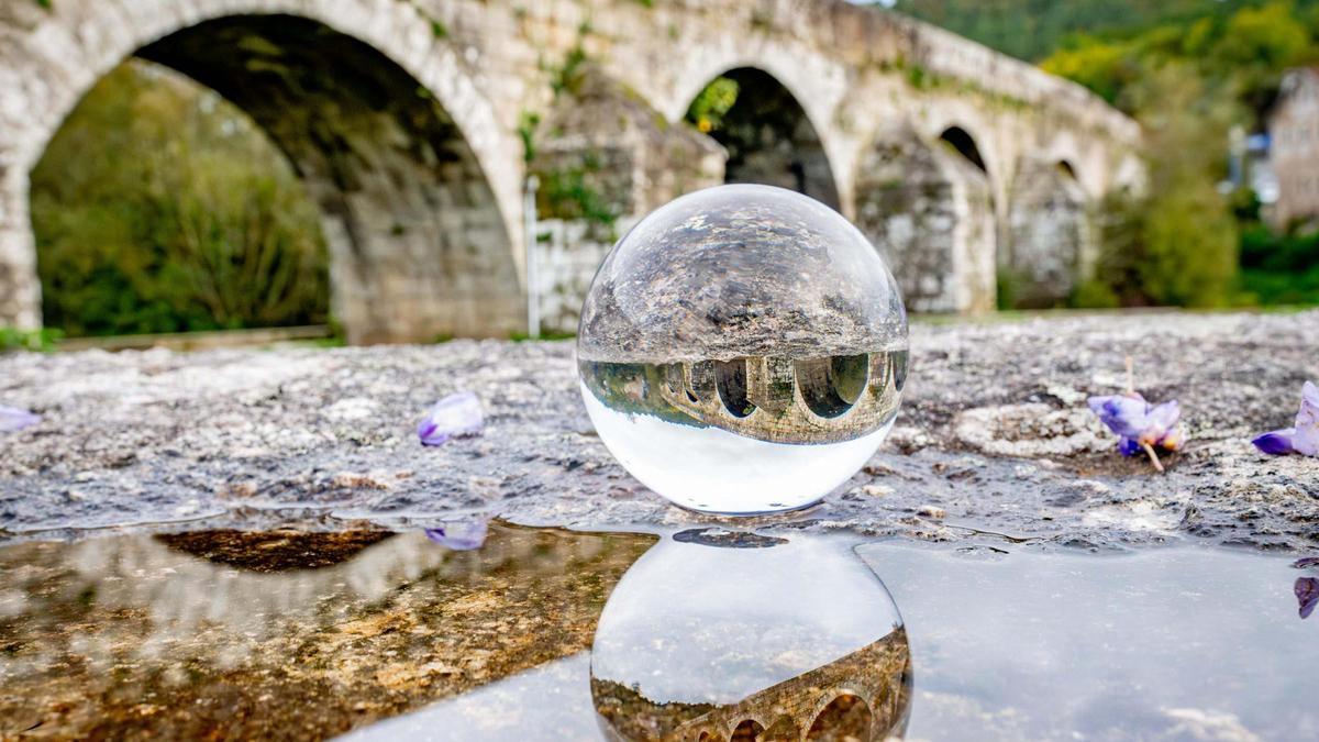 'Reflexos da ponte' retrata a paisaxe da Ponte Ledesma co seu reflexo nunha esfera.