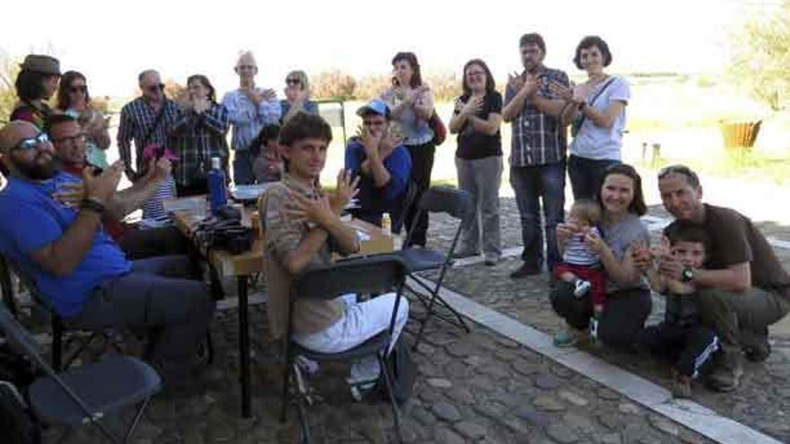 Visitantes en Villafáfila conforman con las manos una mariposa.